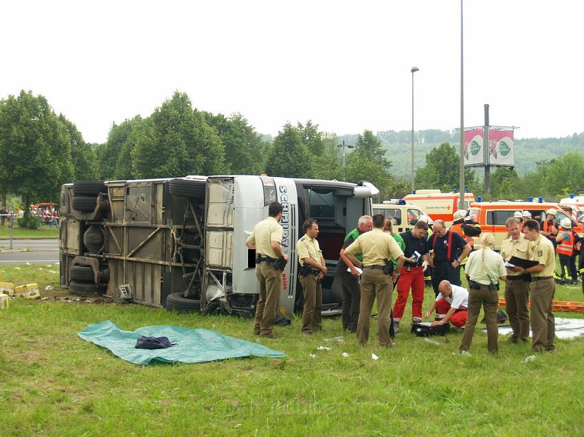 Schwerer Unfall mit Reisebus Lohmar Donrather Dreieck P430.JPG